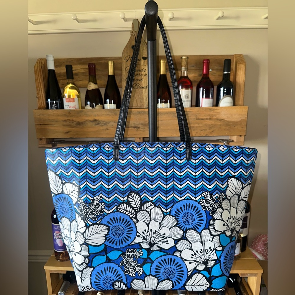 Vera Bradley  Blue Bayou Shoulder Bag in a Vibrant Blue & Black Pattern -NWOT - Picture 3 of 15